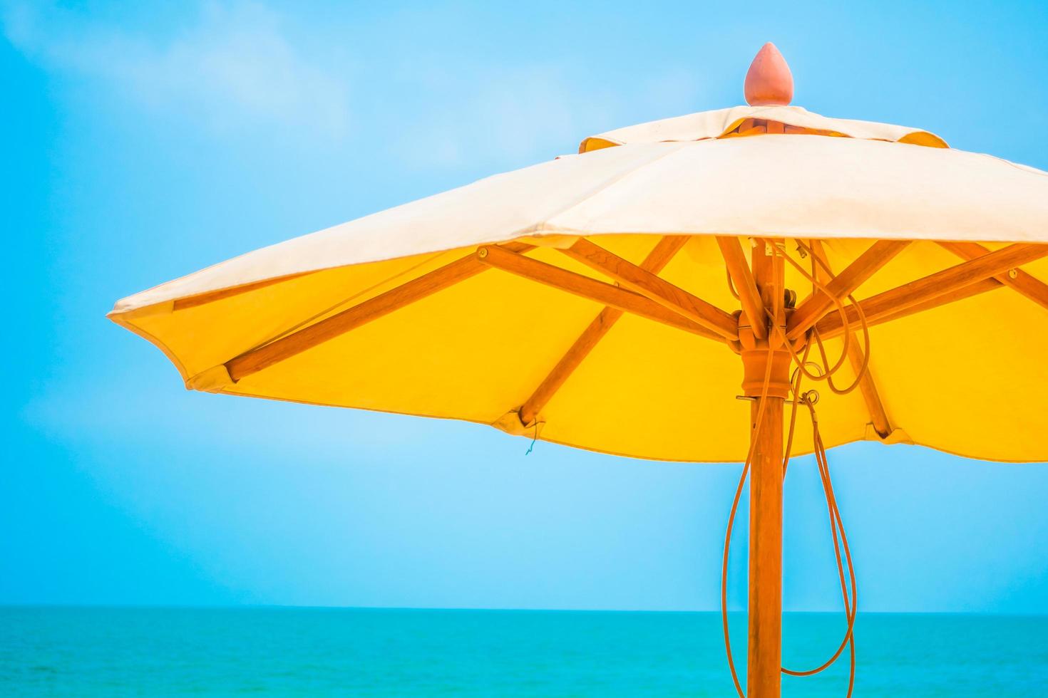 Regenschirm am tropischen Strand foto
