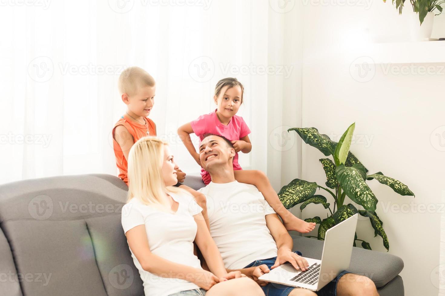 Familie Ausgaben Zeit zusammen beim Zuhause foto