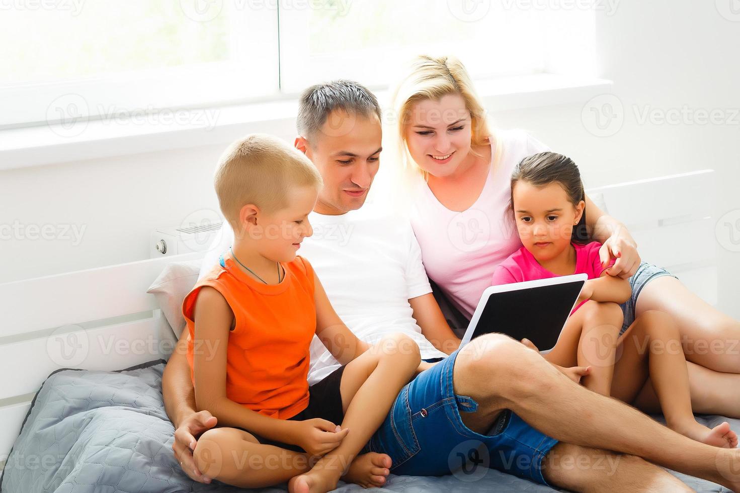 schön lächelnd multiethisch Familie im Vorderseite von das Laptop Video Anruf mit entfernt Eltern beim heim. foto