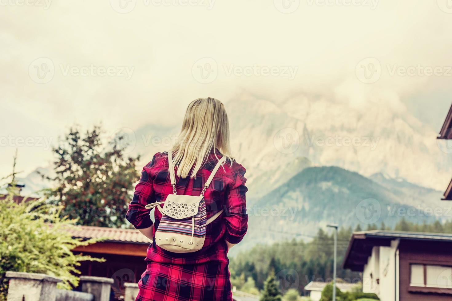 jung Frau blond genießen Berge Landschaft Reise Lebensstil glücklich Emotionen Konzept Abenteuer draussen aktiv Urlaube foto