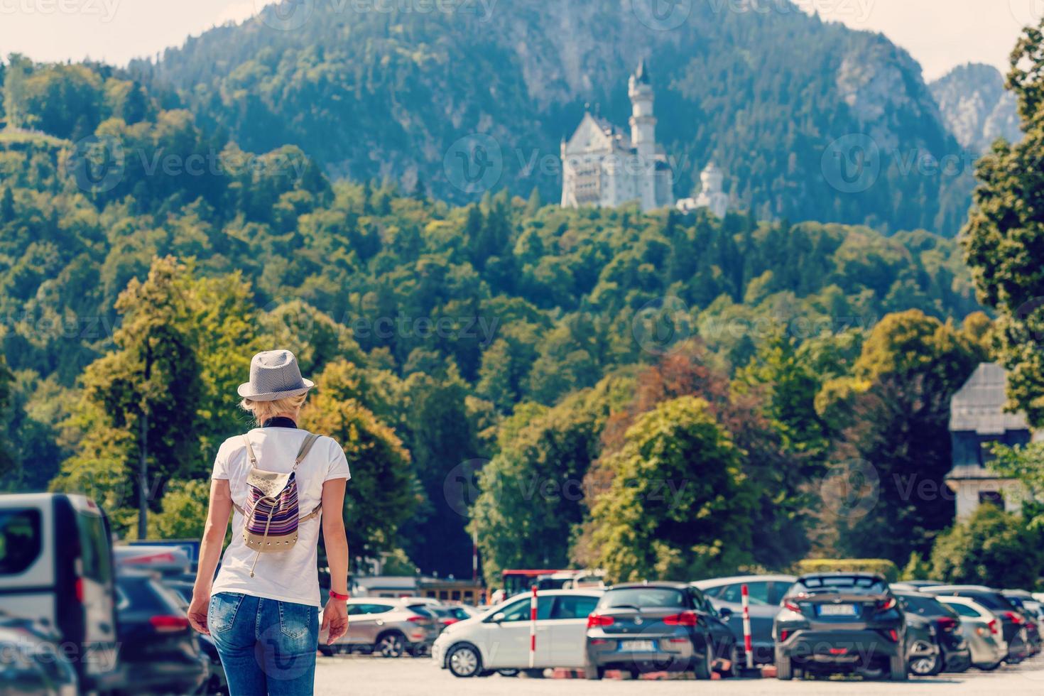 Frau Gehen mit Auto Schlüssel im das unter Tage Parkplatz von das Schloss foto