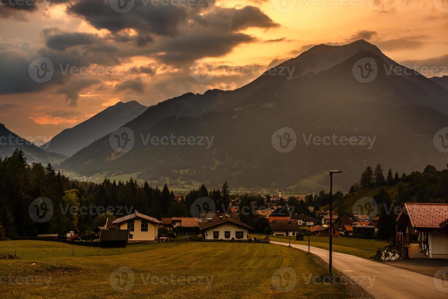 schön Aussicht auf wenig bergig Dorf, ein alt Landwirtschaft Dorf, Haupt Tourist Resort im Österreich, Europa foto