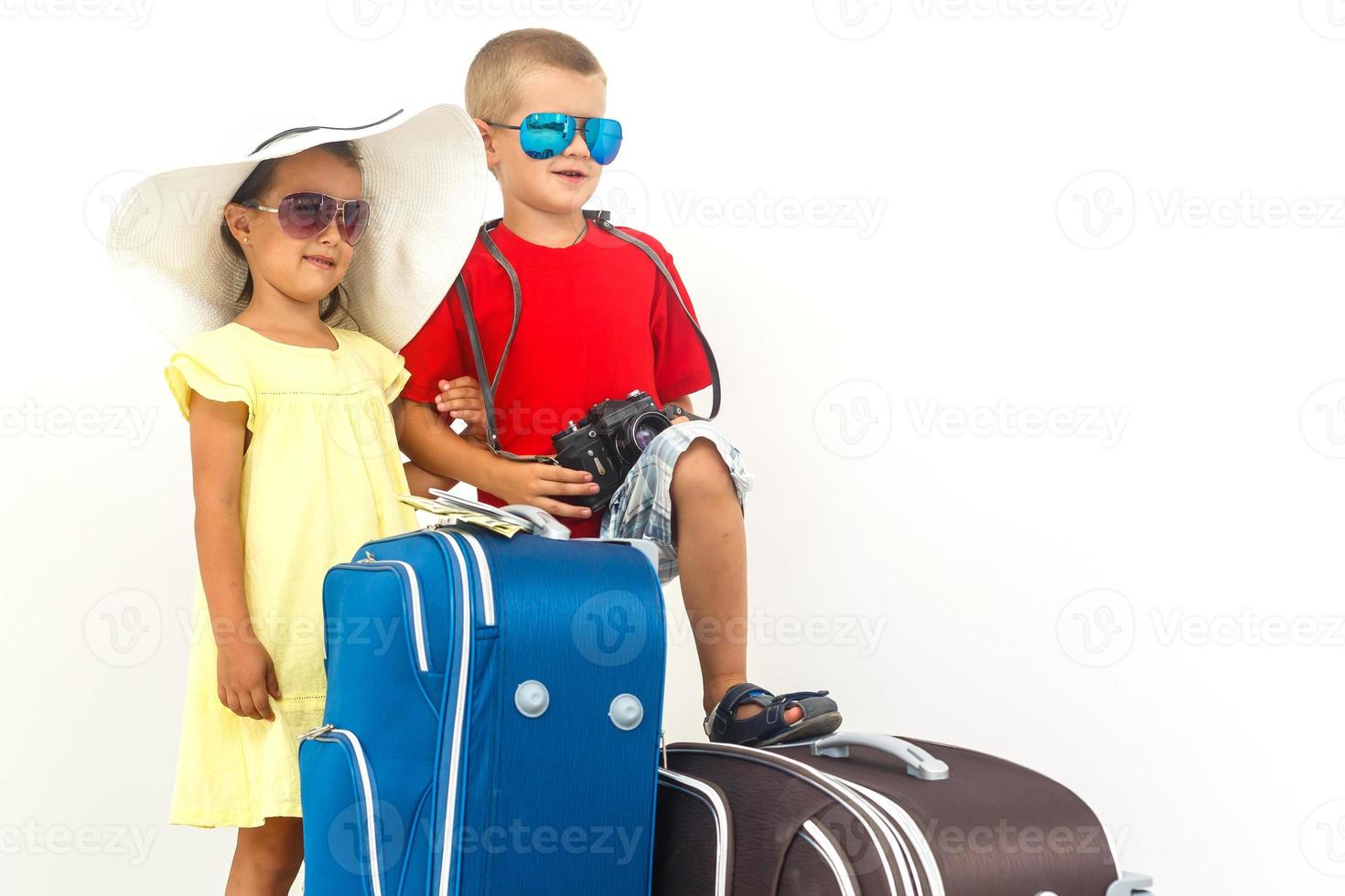 das jung Reisender Kinder mit ein Koffer. isoliert Über Weiß Hintergrund foto