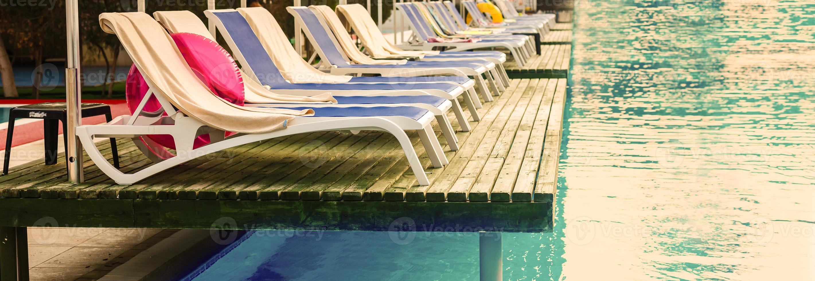 Sommerrunde draussen Schwimmen Schwimmbad. im das Hotel zu ausruhen. foto