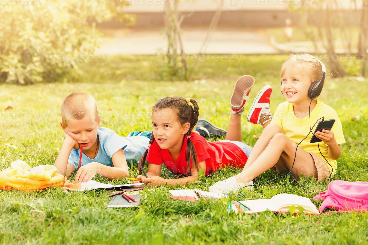 glücklich interracial Gruppe von Kinder spielen im Sommer- foto