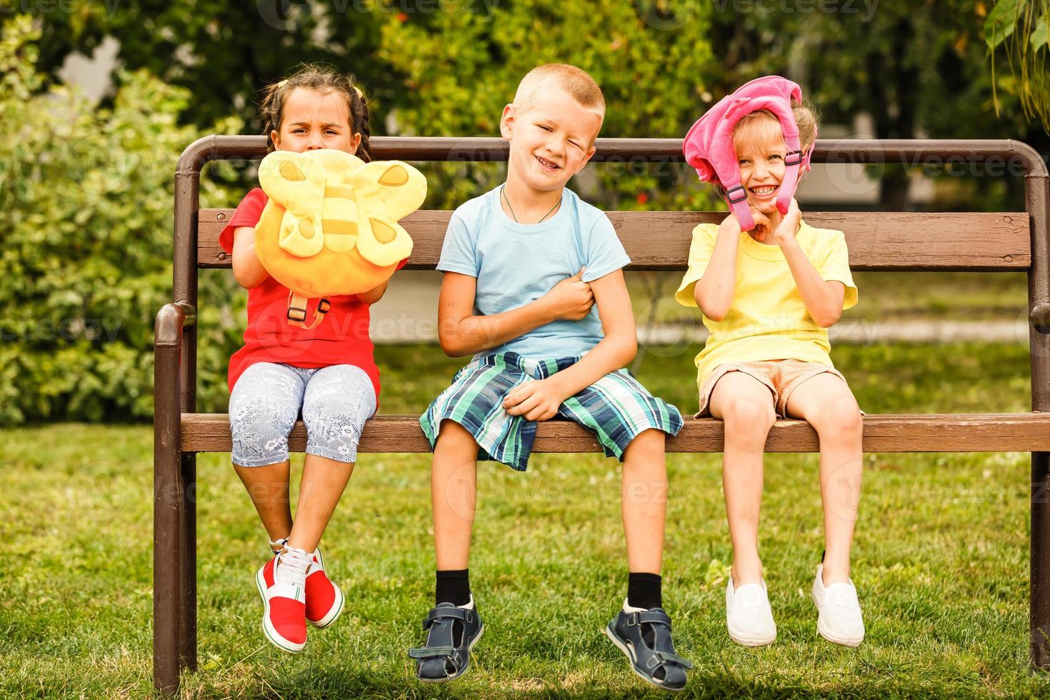 drei glücklich Kinder spielen im das Park beim das Tag Zeit. Konzept Bruder und Schwester zusammen für immer foto