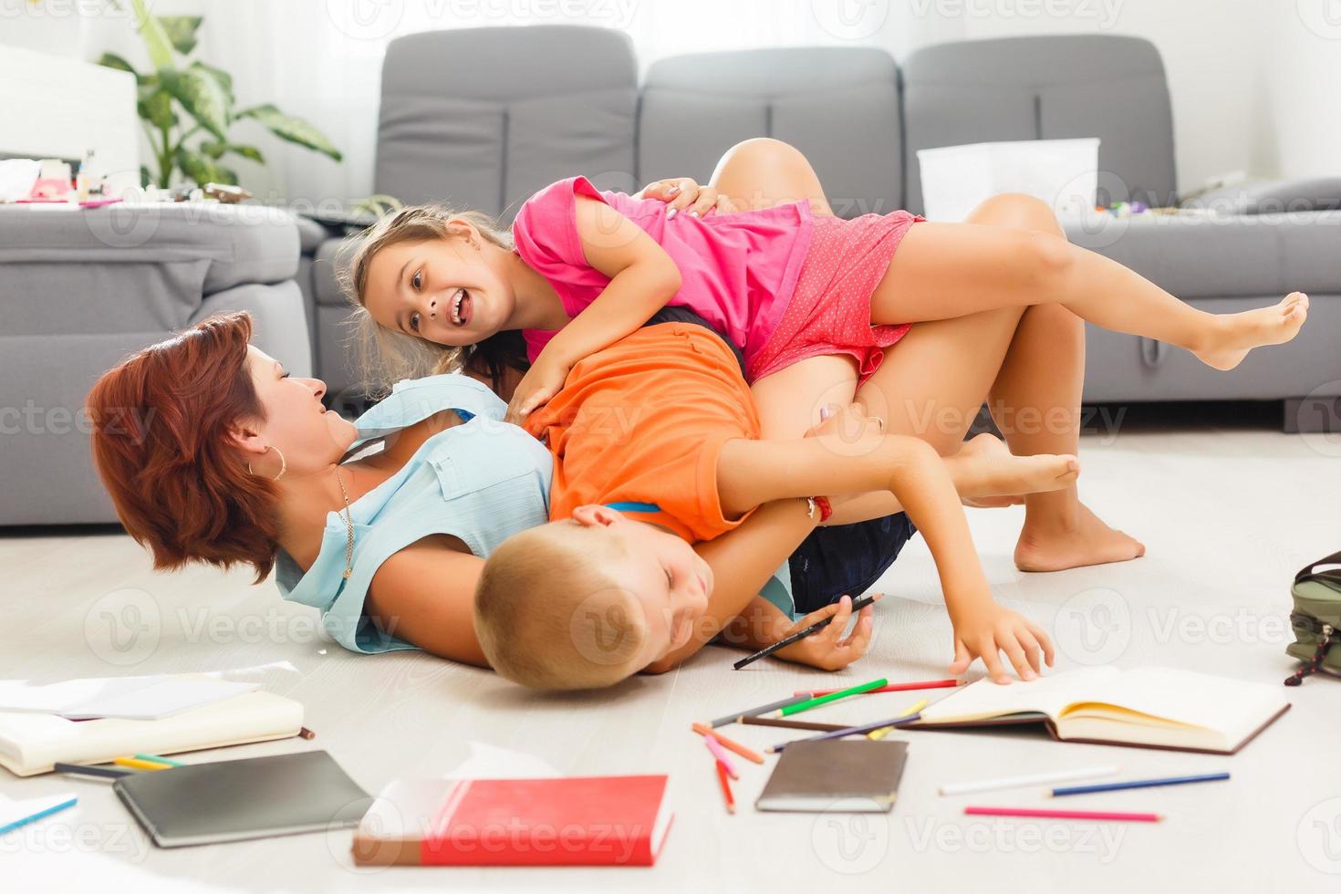 Mutter und ihr Kind haben Gott Zeit zusammen mit Laptop beim Zuhause auf Couch foto