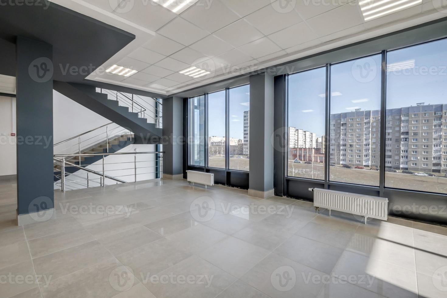 leeren modern Halle Zimmer mit Säulen, Türen und Panorama- Fenster foto