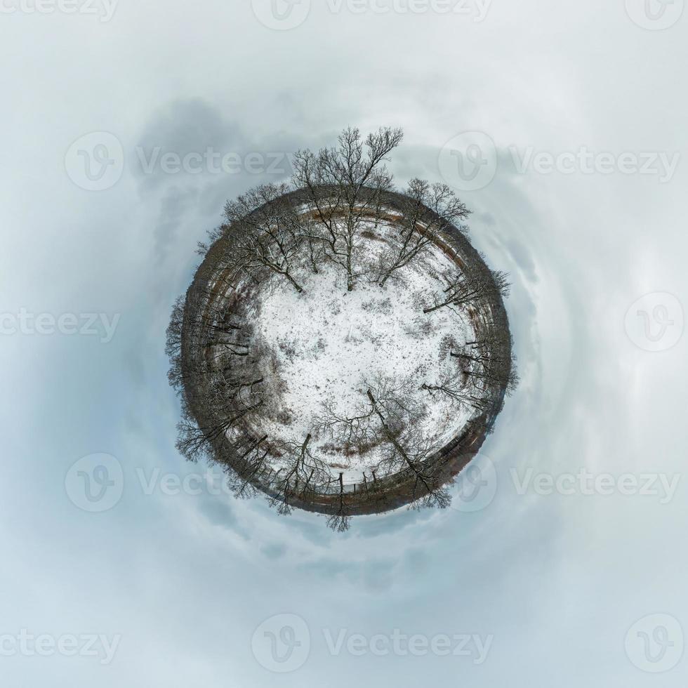 winterliche winzige planetentransformation des sphärischen panoramas 360 grad. sphärische abstrakte Luftaufnahme im Eichenwald mit ungeschickten Ästen. mit Schnee. Krümmung des Raumes. foto