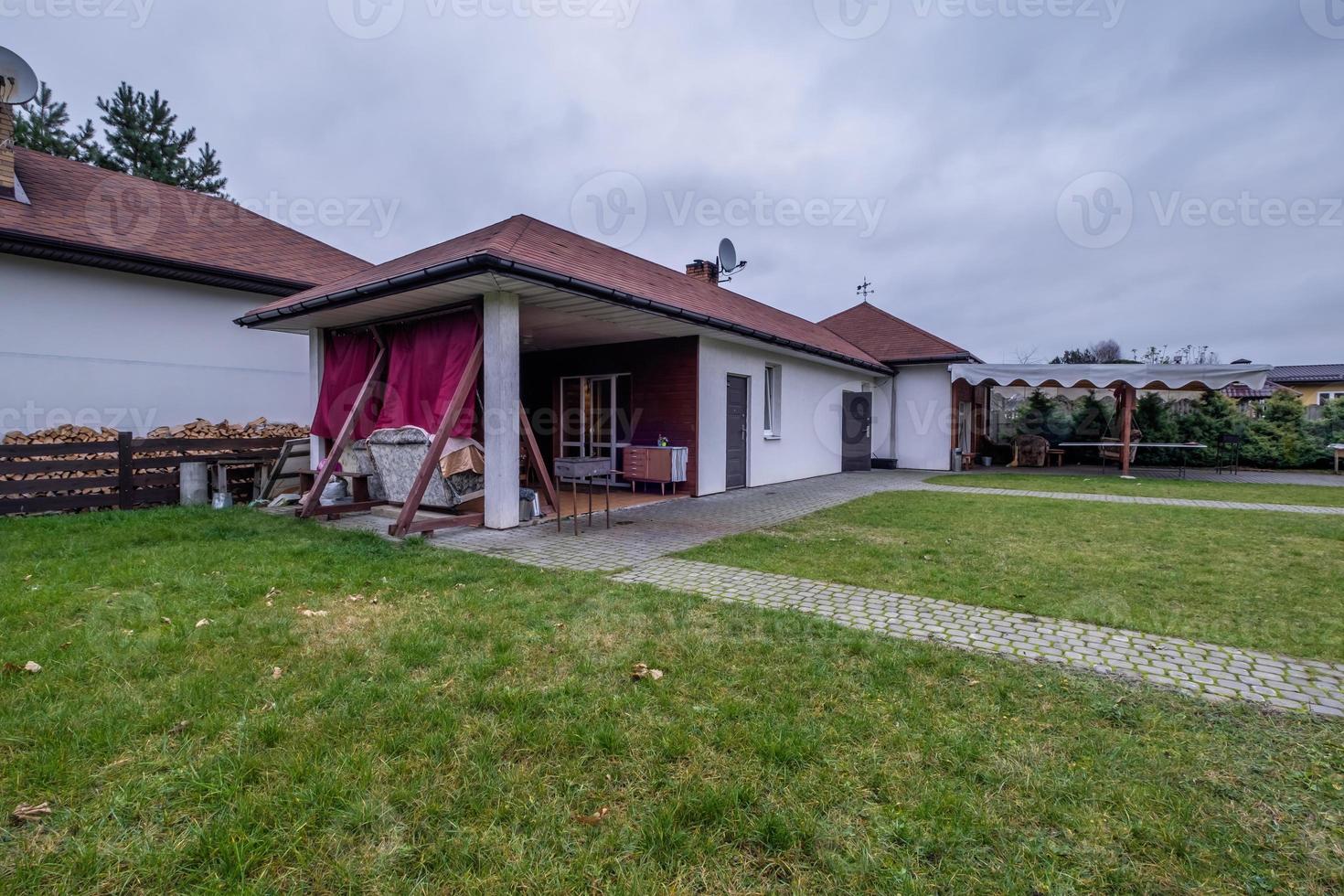 Innere von Halle Veranda oder Pavillon im hölzern Dorf Ferien Zuhause mit Garten Stühle foto