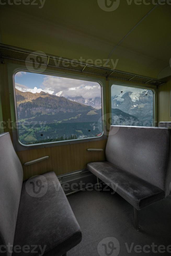 Zug von Innerhalb mit Aussicht von das Landschaft foto