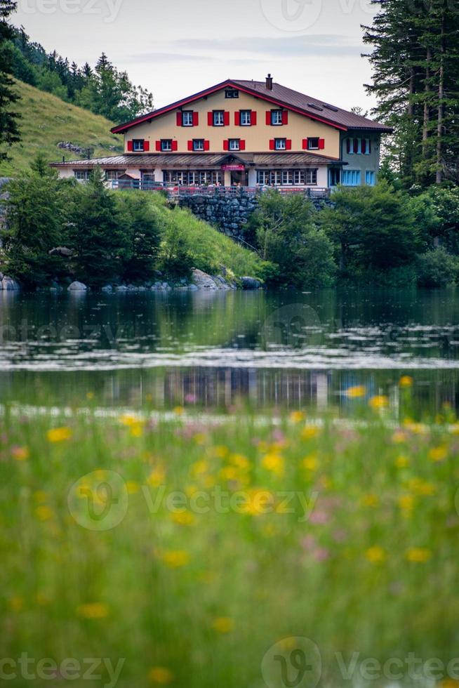 ein Gasthaus Das steht durch das See foto