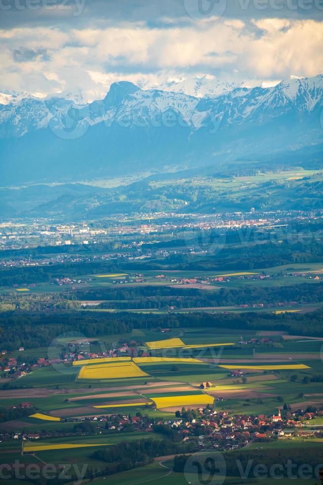 Antenne Aussicht von Berg Landschaft im Schweiz foto