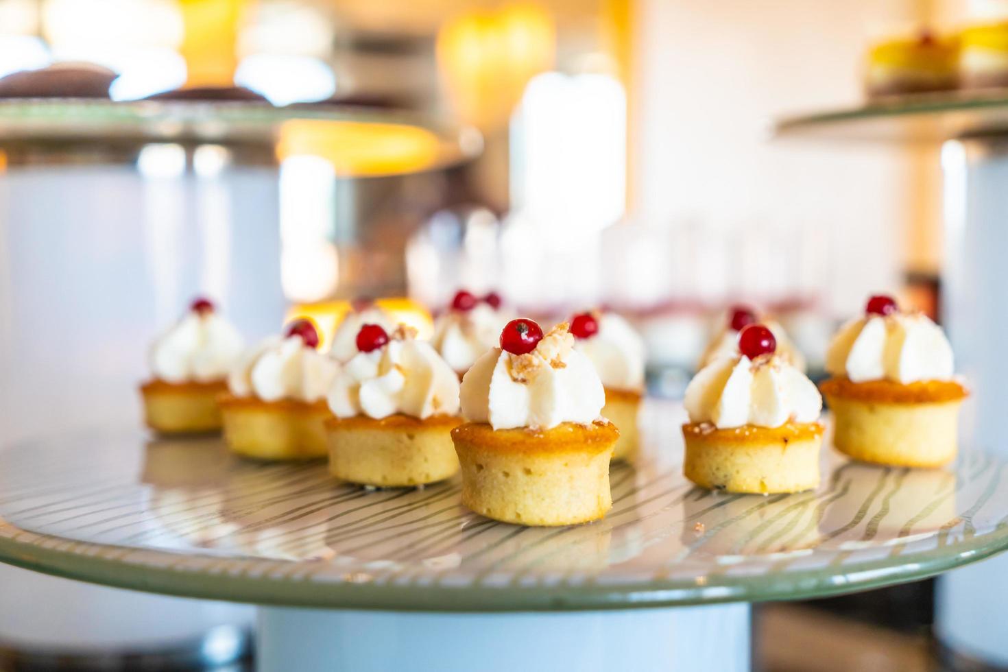 süße Desserts auf einem Tisch foto