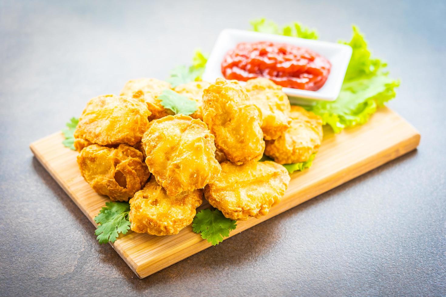 frittierte Hühnernuggets mit Ketchup foto