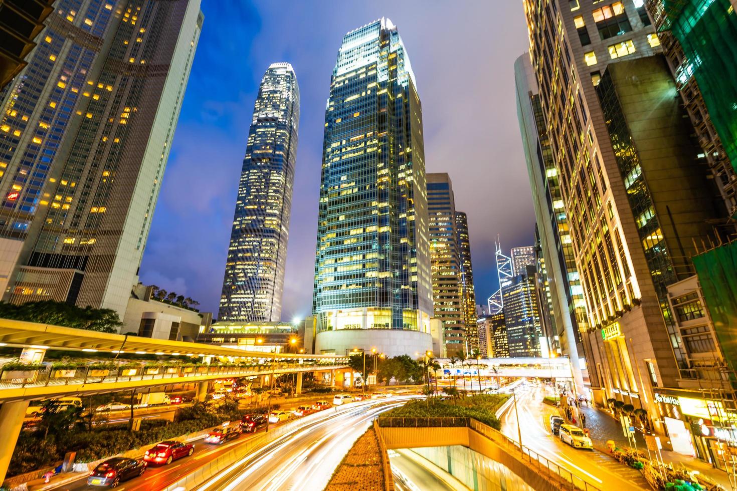 Wolkenkratzer in Hongkong, China in der Nacht foto