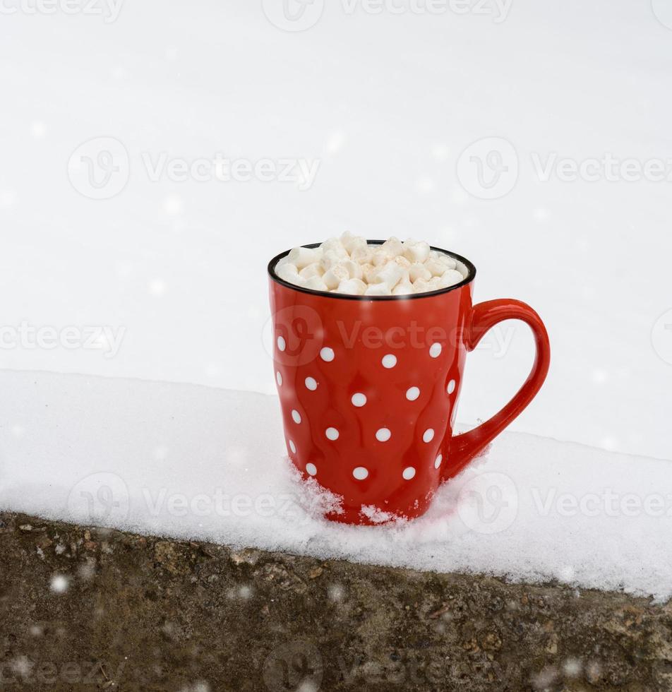 rot Tasse auf ein Weiß Schnee foto