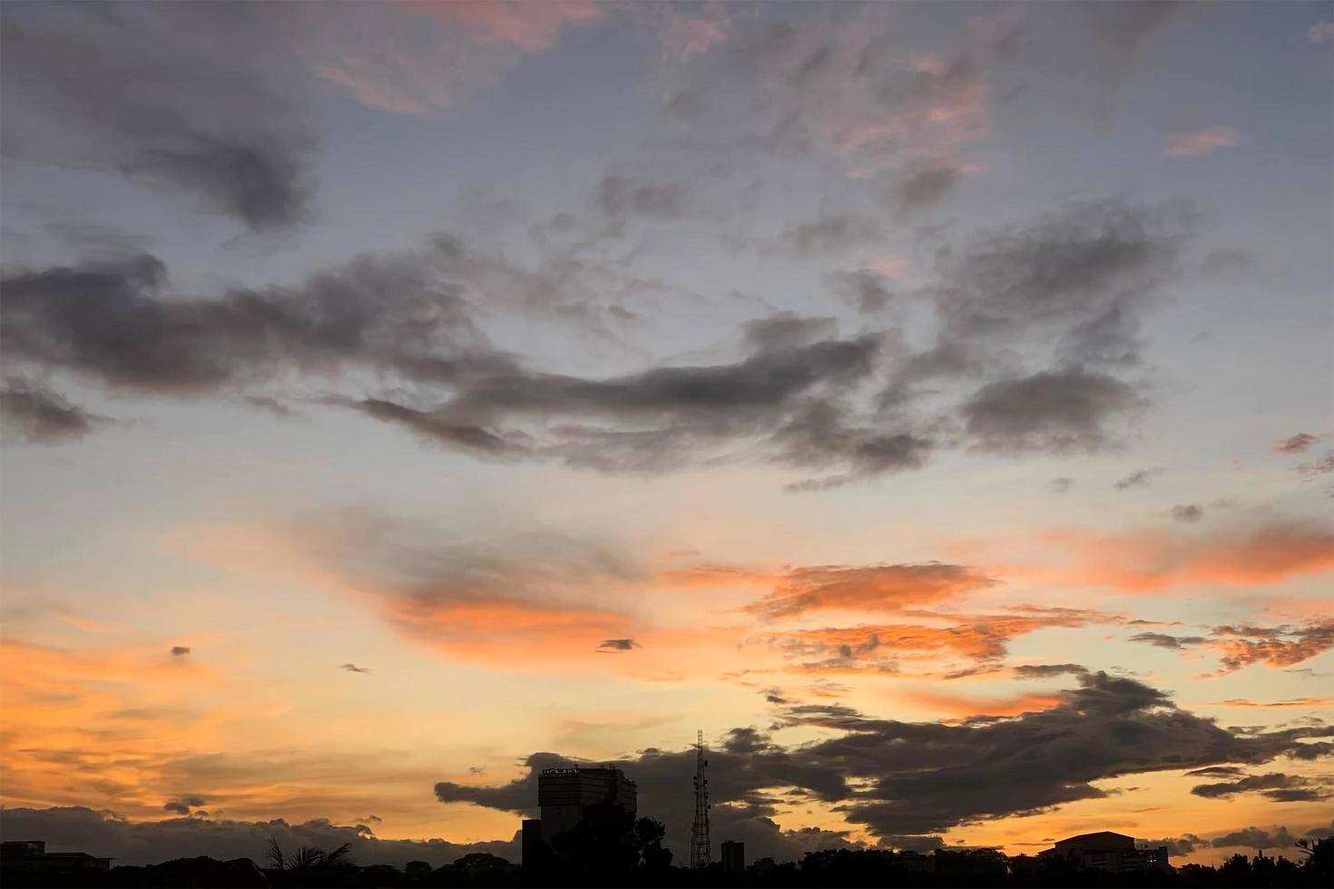 Sonnenuntergang Aussicht im das Himmel foto