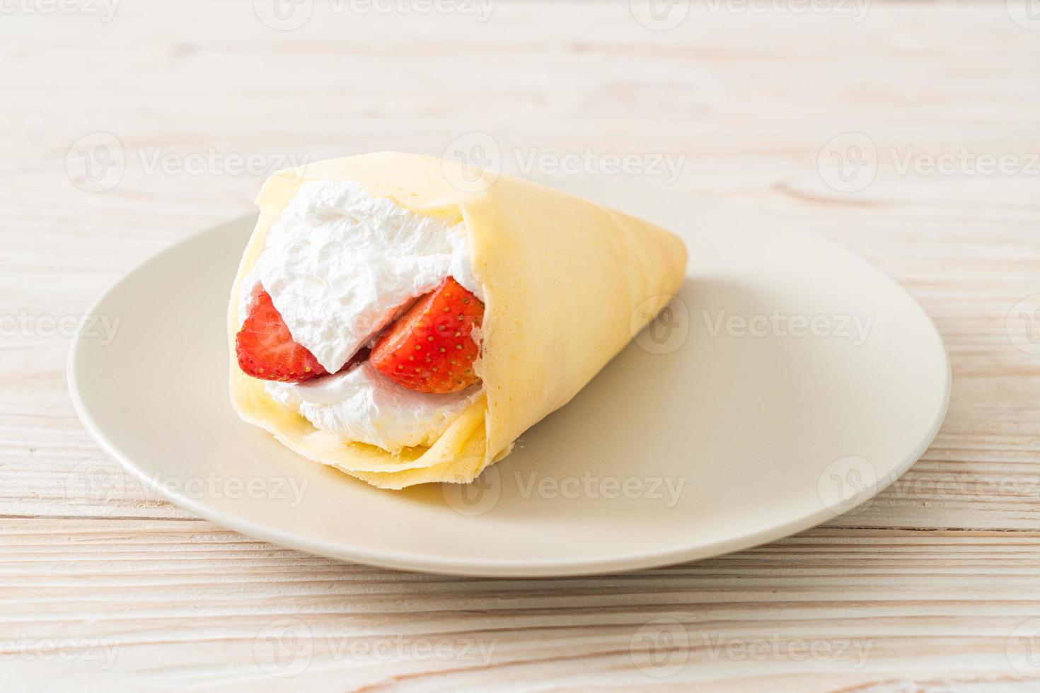 frischer Erdbeercreme-Crêpe auf Teller foto