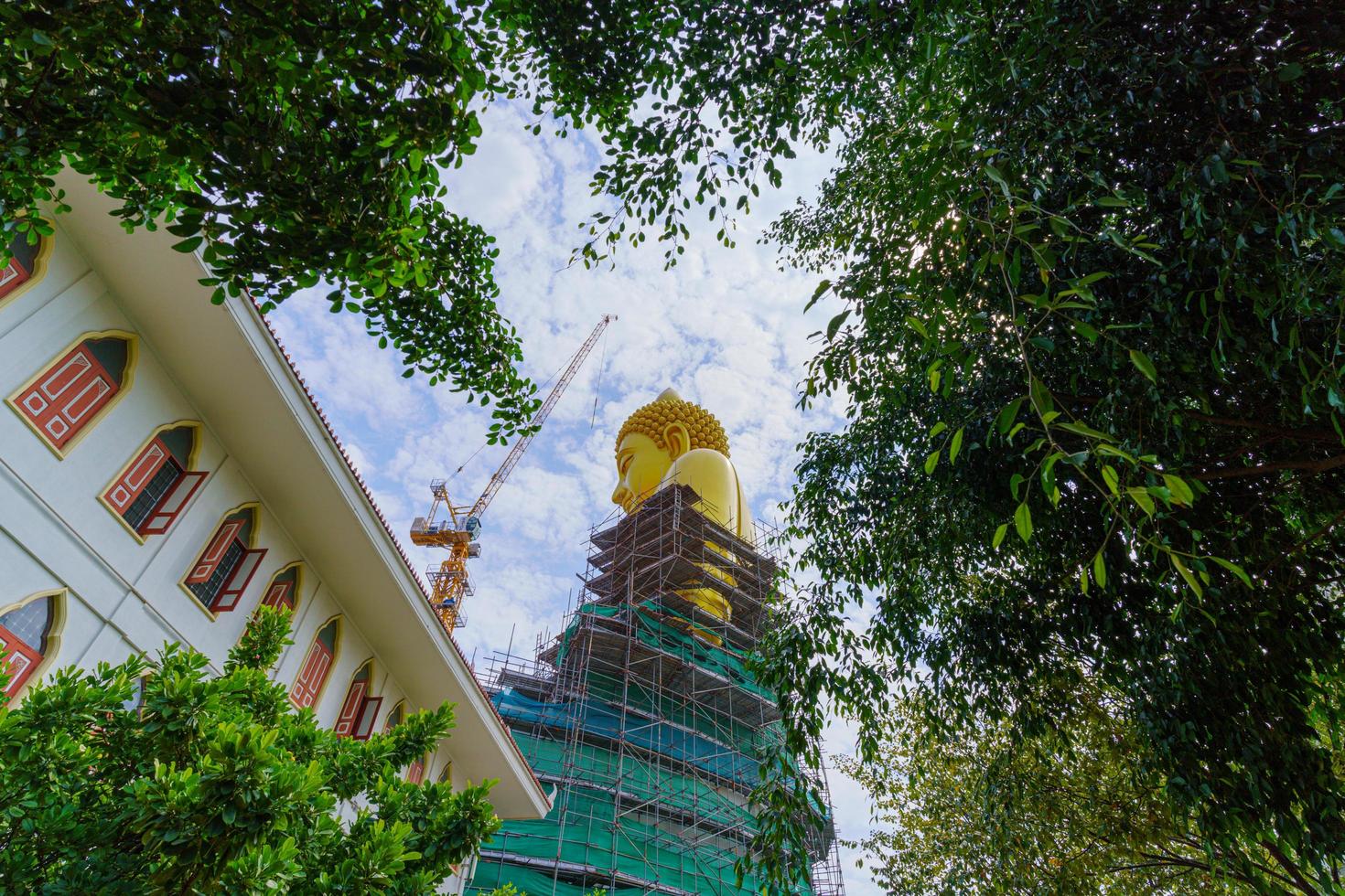 großer goldener buddha in wat paknam in bangkok, thailand foto