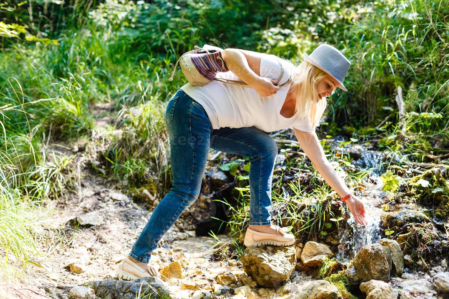 Frau Gehen im das Berg Wald foto