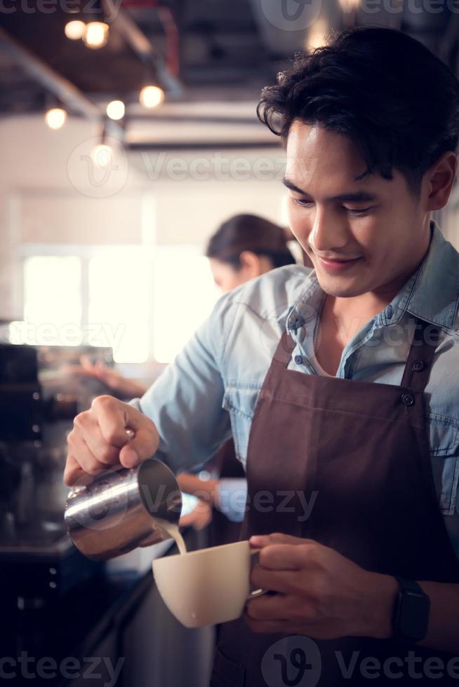 jung Barista geschickt im Champion Kaffee brauen, Erstellen Latté Kunst im ein Tasse von Kaffee zum ein Kunde. foto