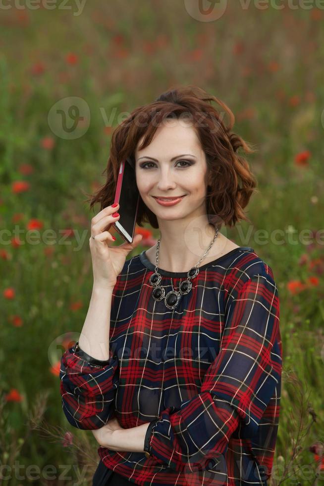 schön Frau oder Geschäft Frau reden auf ein Zelle Telefon außen. draussen Porträt von ein schön glücklich Geschäftsfrau reden auf Zelle Telefon. foto