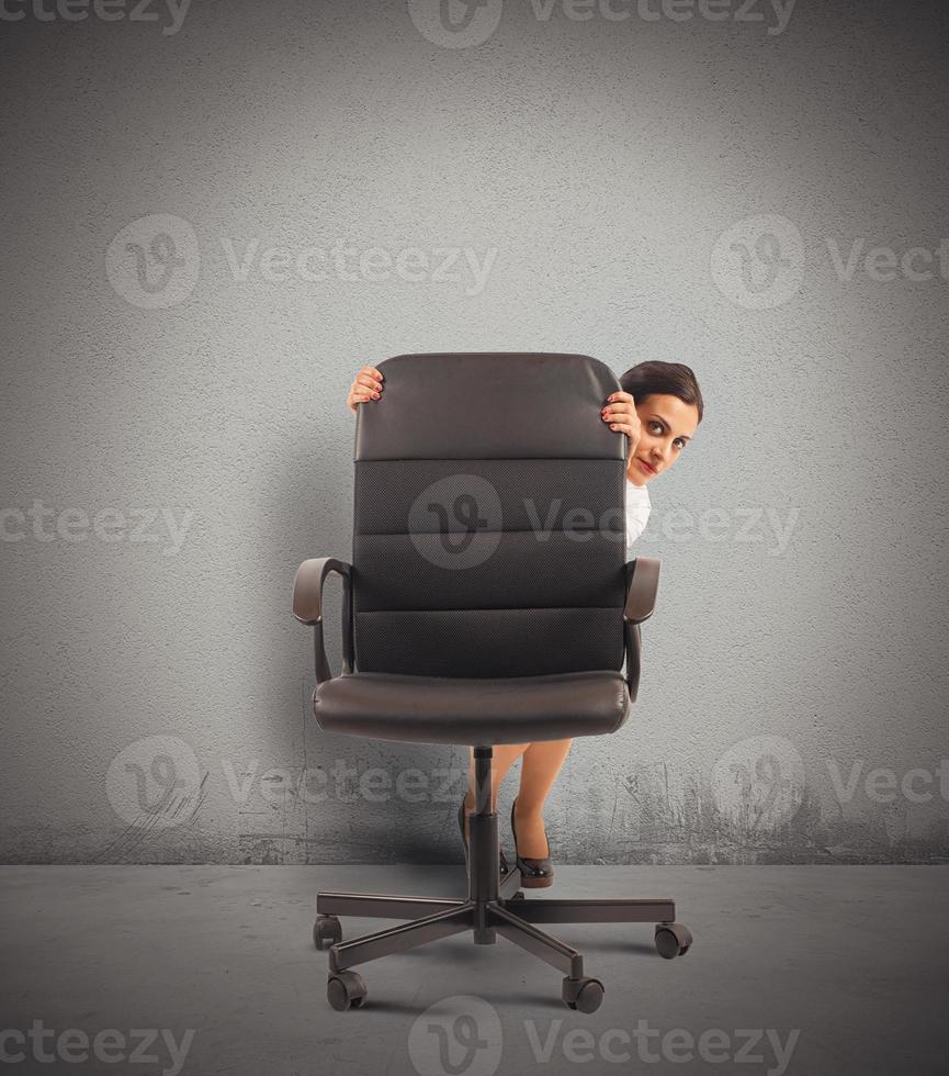 Geschäftsfrau versteckt hinter ein Stuhl 20925116 Stock-Photo bei
