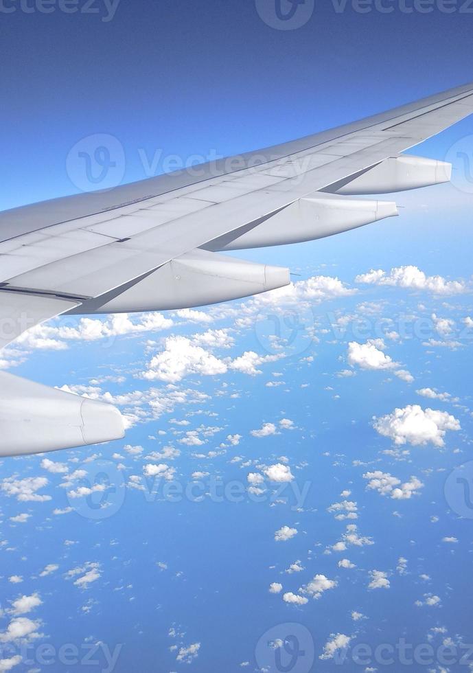 Flugzeug Flügel auf Blau Himmel mit Weiß Wolken. Reise Konzept. foto