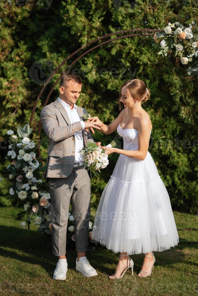 Hochzeit Zeremonie von das Jungvermählten auf das Lichtung foto