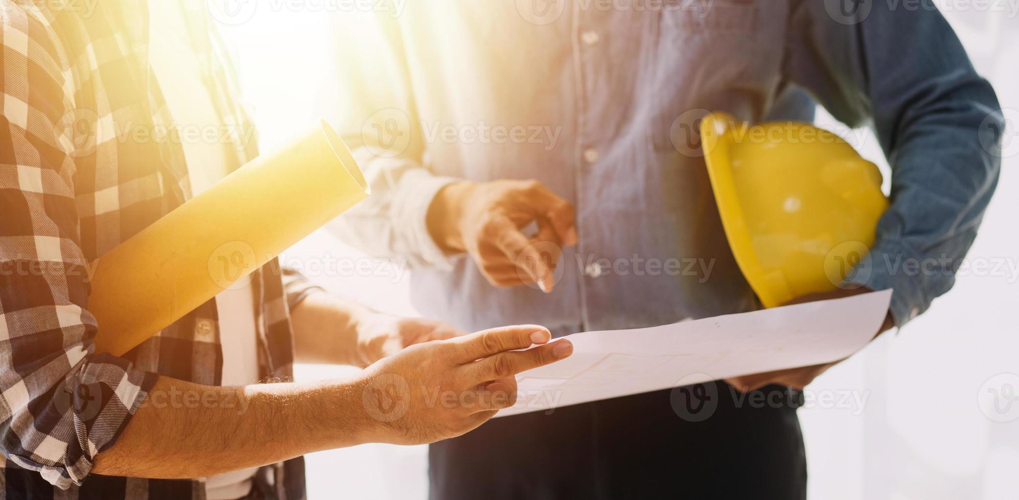 Konstruktions- und Strukturkonzept des Ingenieur- oder Architektentreffens für die Projektarbeit mit Partner- und Ingenieurwerkzeugen zum Modellbau und zur Blaupause auf der Baustelle, Vertrag für beide Unternehmen. foto