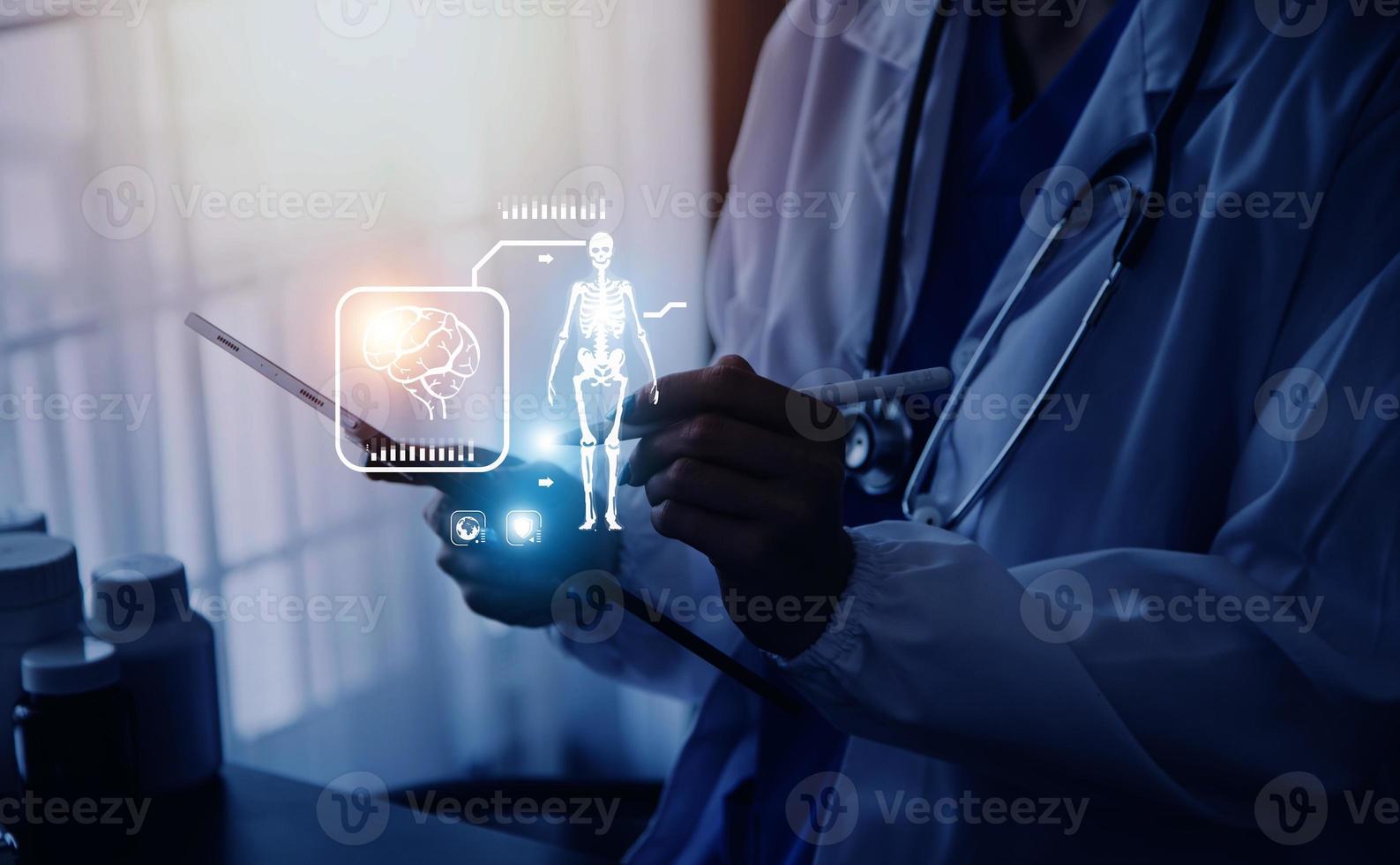 Medizin Arzt Arbeiten mit Digital medizinisch Schnittstelle Symbole auf das Krankenhaus Hintergrund, Gesundheitswesen und medizinisch Technologie und Netzwerk Konzept. foto