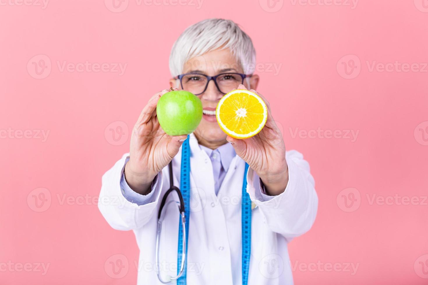 glücklich Ernährungsberater Ernährungsberater halten Apfel und Orange haben Spaß. Frau fördern gesund Essen Frucht. richtig Essen Ernährung und Abnehmen Konzept. foto