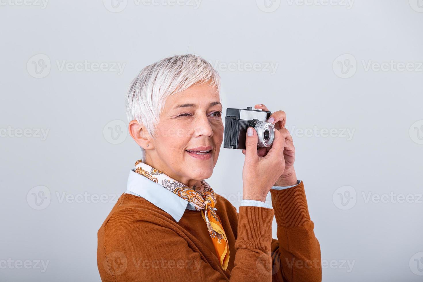 reifen weiblich Fotograf nehmen Bilder mit alt retro Kamera. Fachmann Fotograf tun ein Foto-Shooting. foto