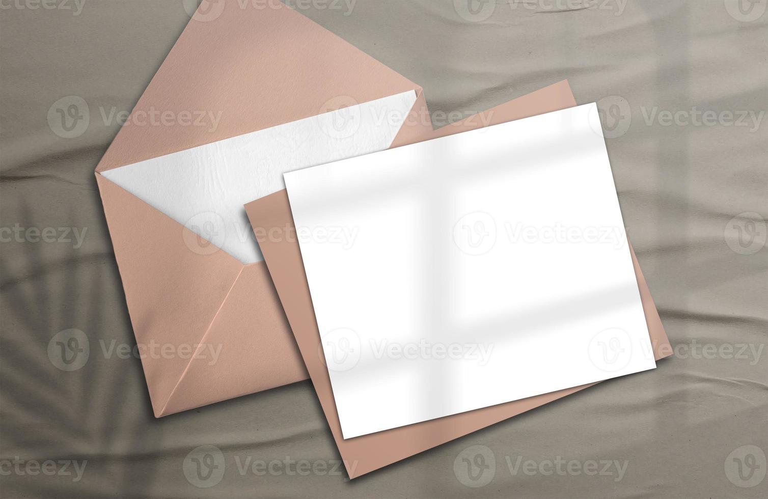 Logo Papier Vorlage. Platz Papier Attrappe, Lehrmodell, Simulation im realistisch Schatten mit ein Briefumschlag auf ein hölzern Hintergrund. tropisch Schatten Pflanzen. Vorlage, Flyer, Poster, leer Werbung, Besondere Einladung foto