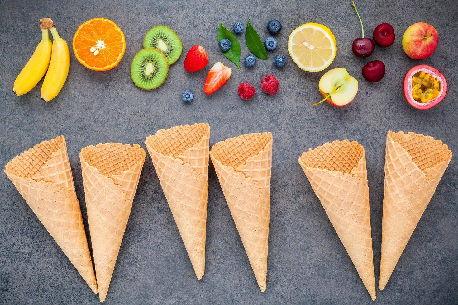 Obst- und Eistüten flach liegen foto