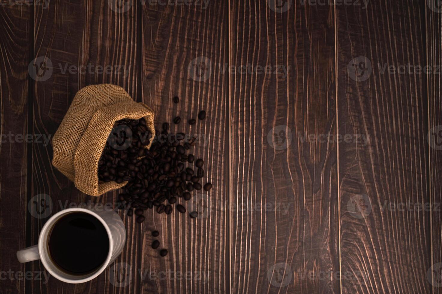 Kaffeetasse und Kaffeebohnen auf dem Tisch foto