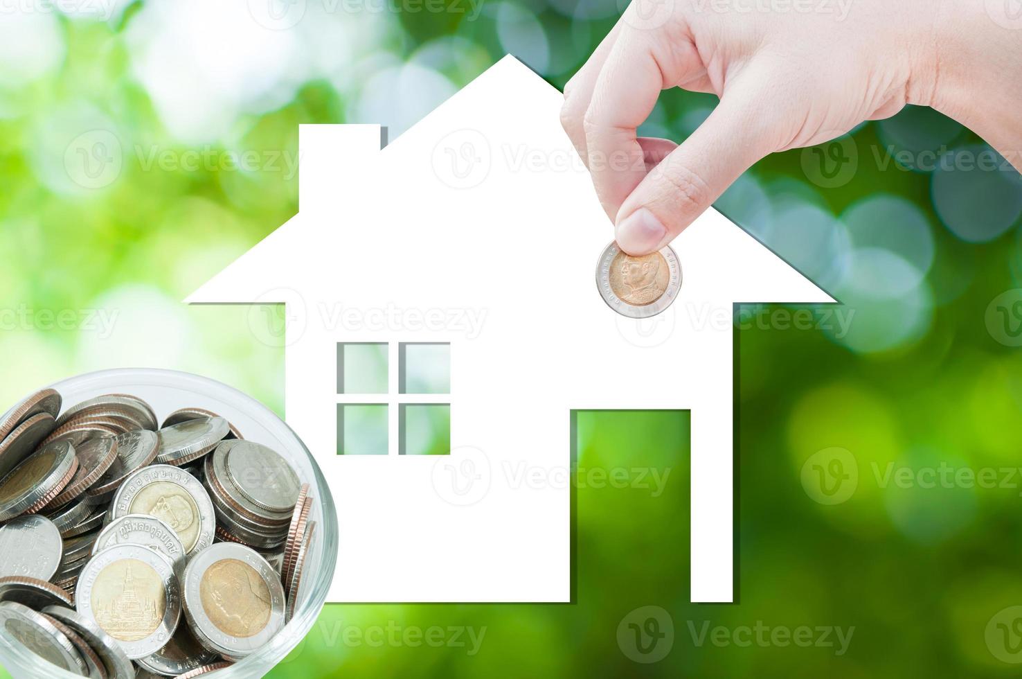 Münze Hand halten Haus Symbol im Natur wie Symbol von Hypothek, Traum Haus auf Natur Hintergrund, isoliert auf Weiß Hintergrund foto
