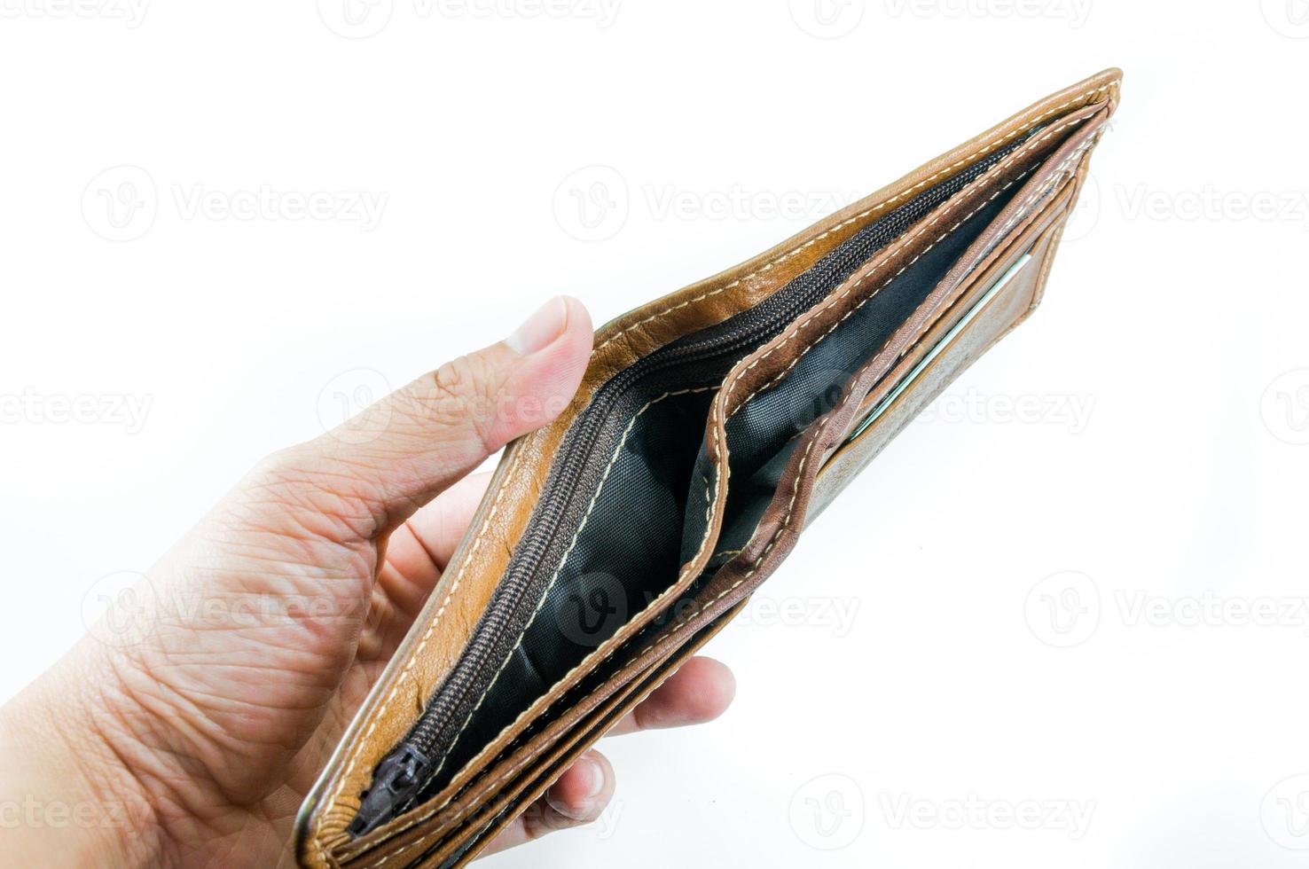 braun Hand Männer halt Brieftasche Nein Geld auf Weiß Hintergrund foto