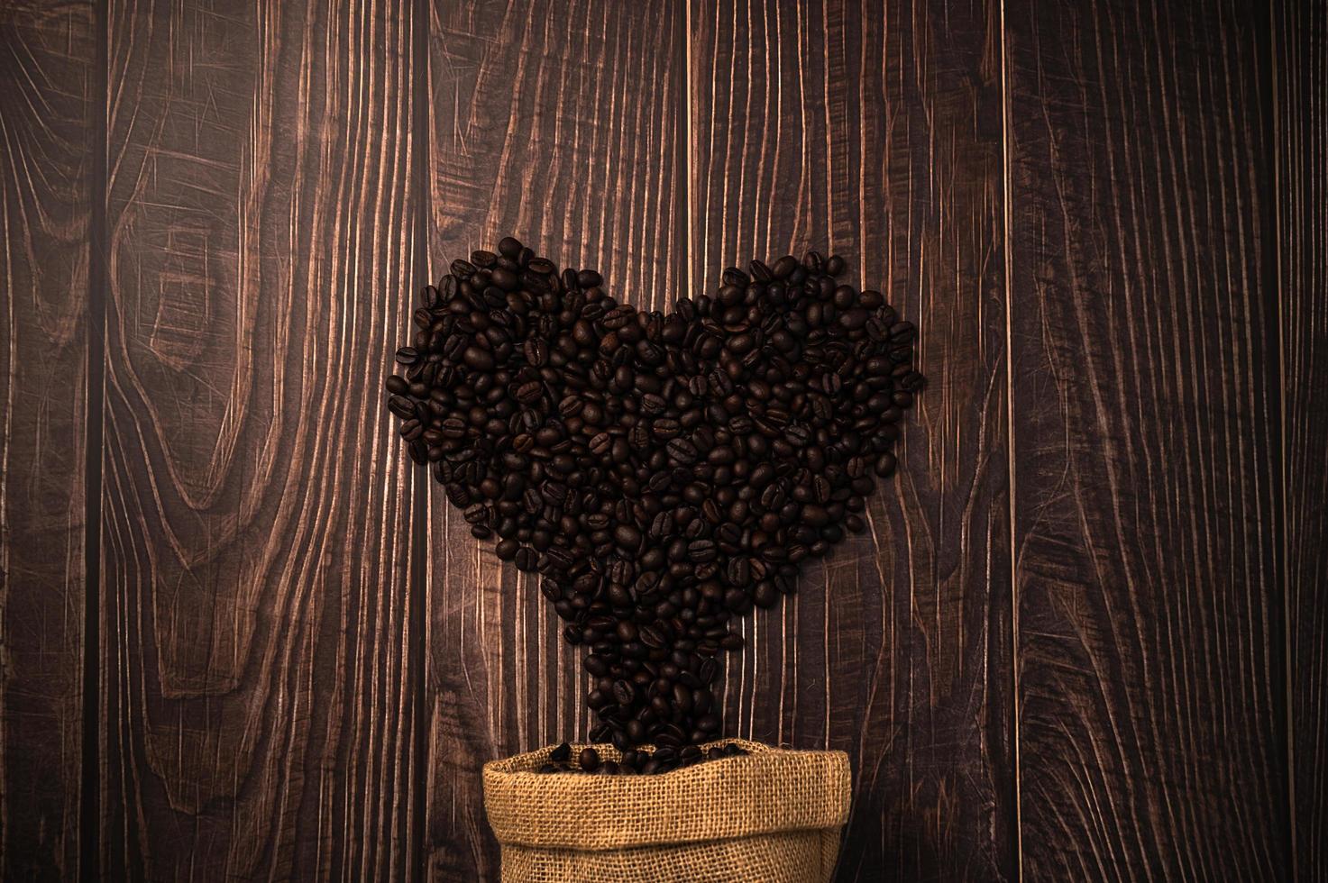 Kaffeebohnen in Herzform angeordnet foto