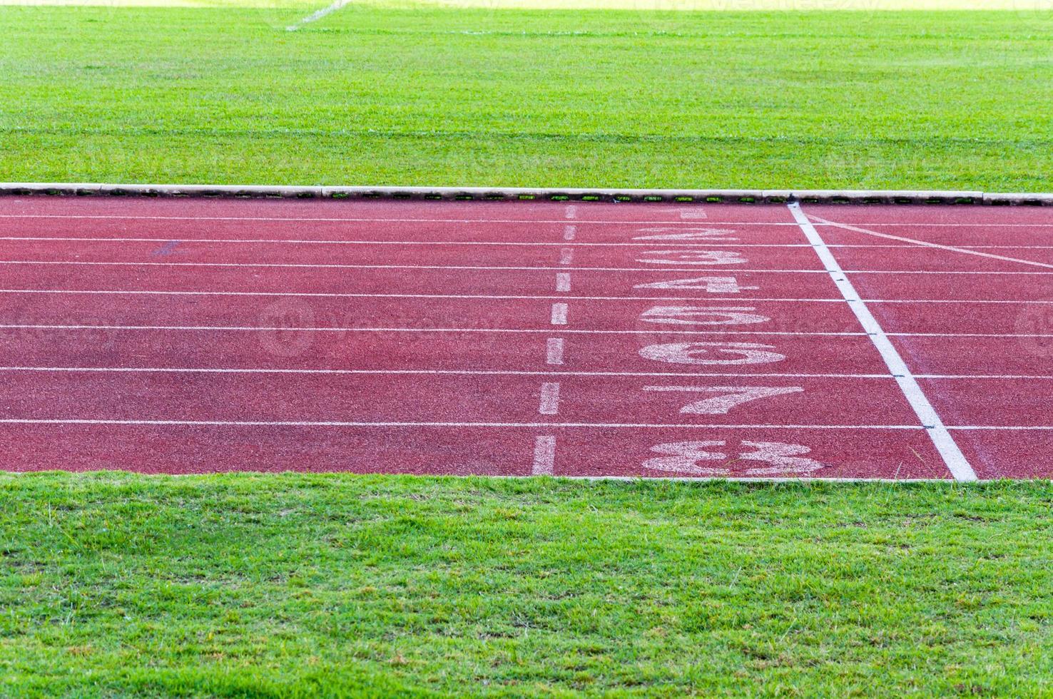 Laufen Spur und Grün Gras, direkt Leichtathletik Laufen Spur beim Sport Stadion foto