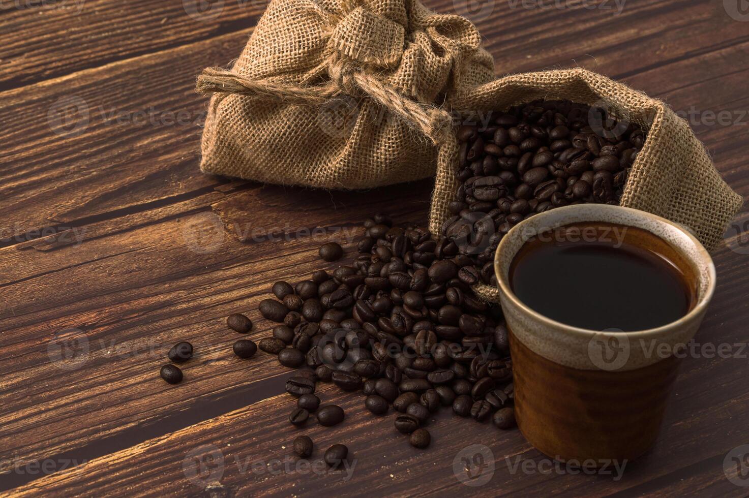 Kaffeetasse und Kaffeebohnen auf dem Tisch foto