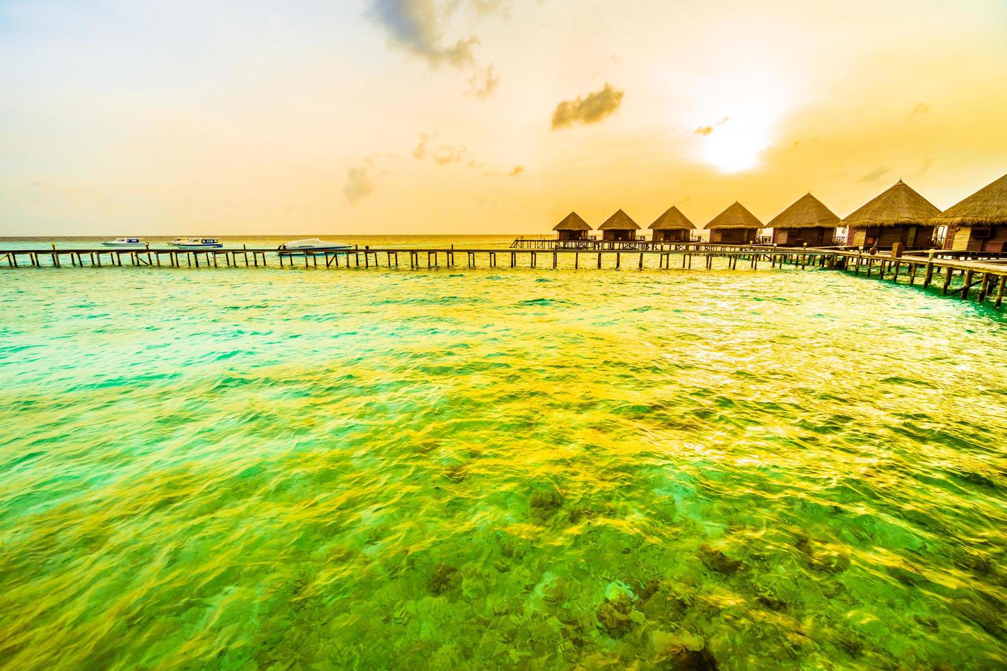 Sonnenuntergang über einem Resort auf den Malediven foto