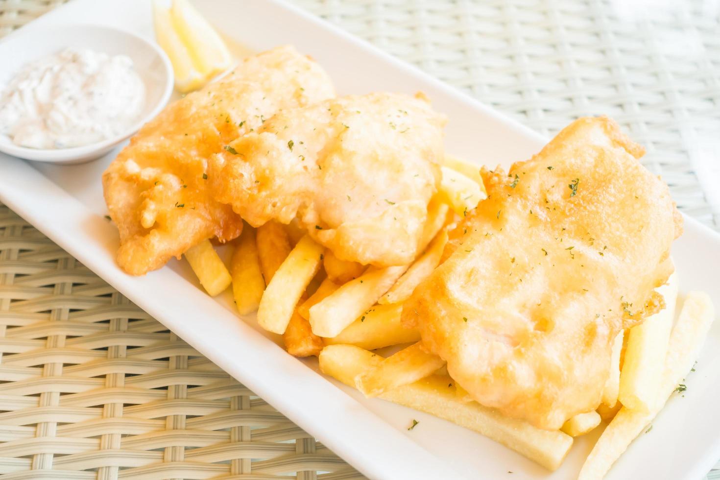 Fish and Chip auf einem weißen Teller foto