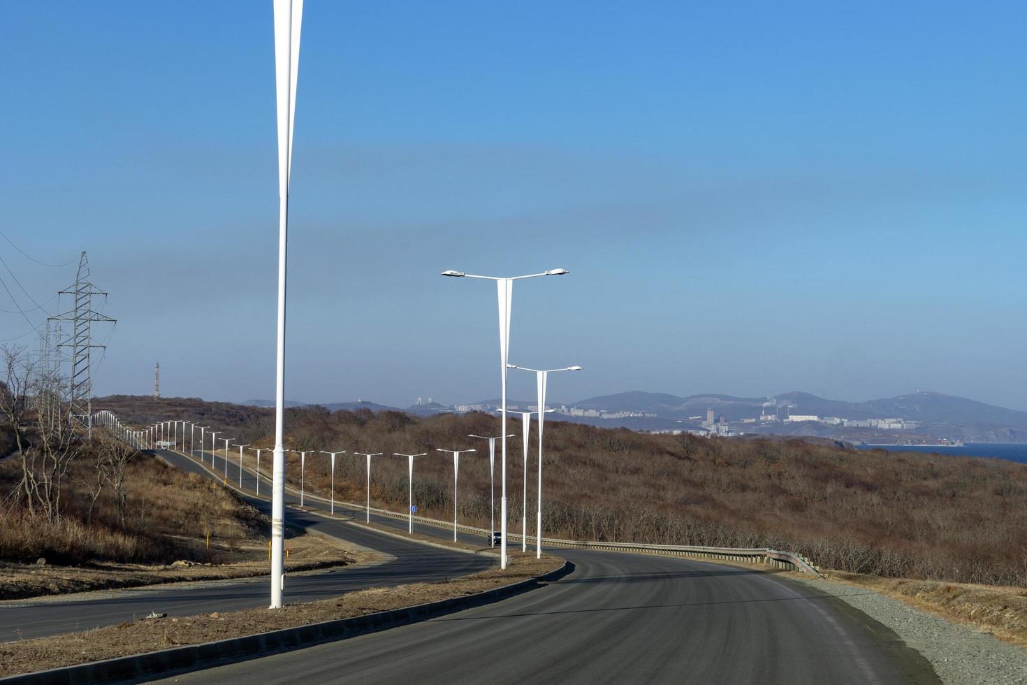 Landschaft mit einer Autobahn und Straßenlaternen auf russky Insel in Wladiwostok, Russland foto