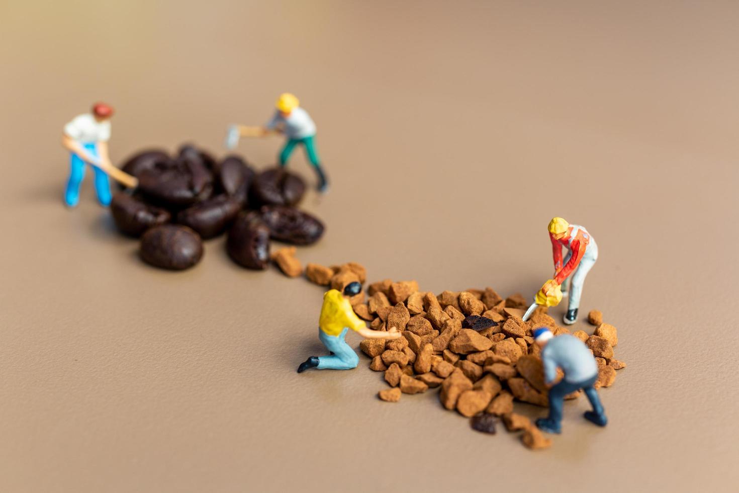 Miniaturteams, die gemeinsam an der Kaffeemischung arbeiten foto