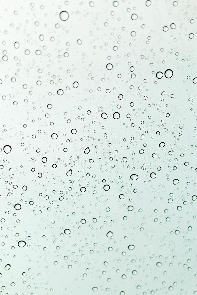 Regentropfen auf einer Fensterglasoberfläche foto