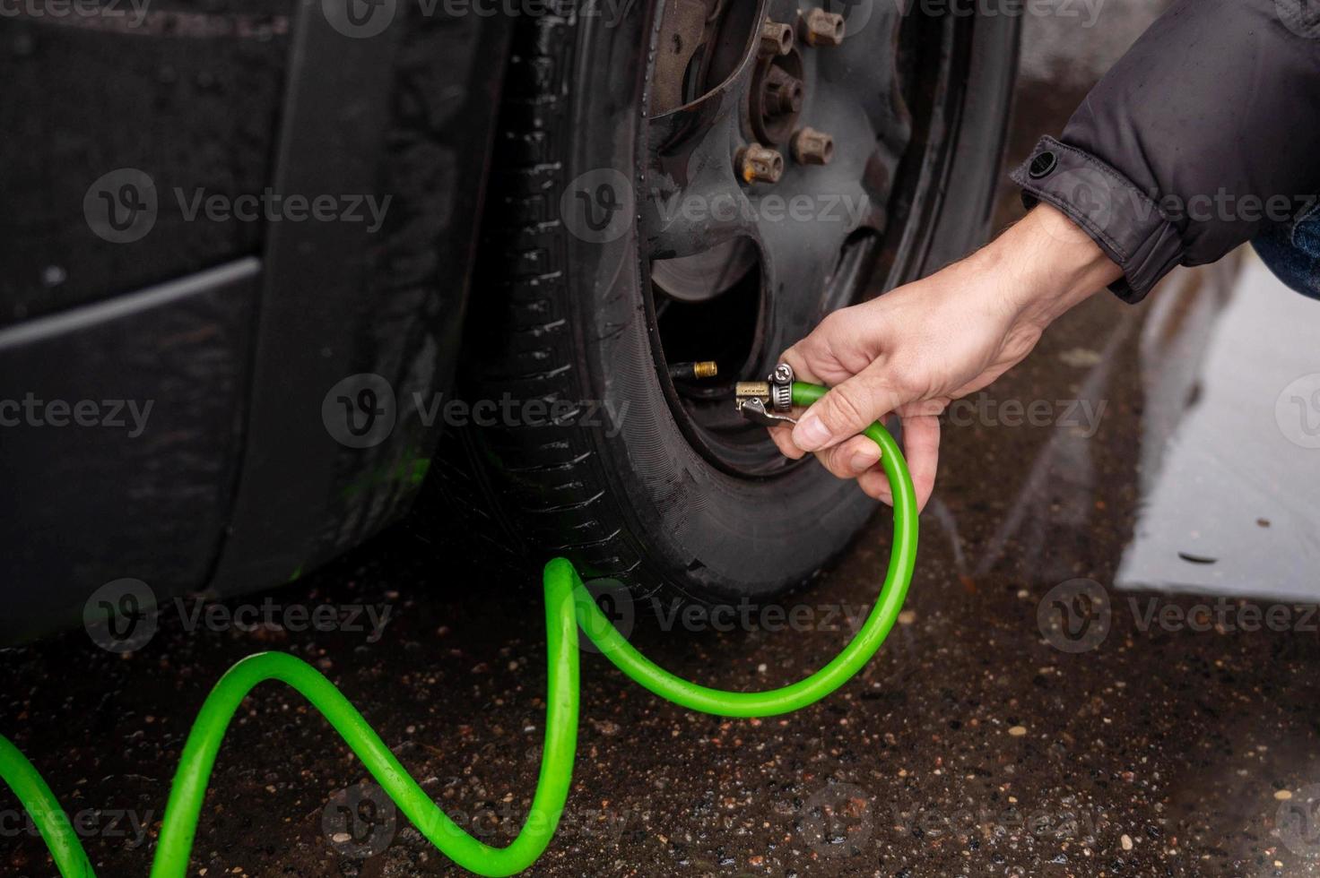 Pumpen oben das Räder von das Maschine mit ein Pumpe foto