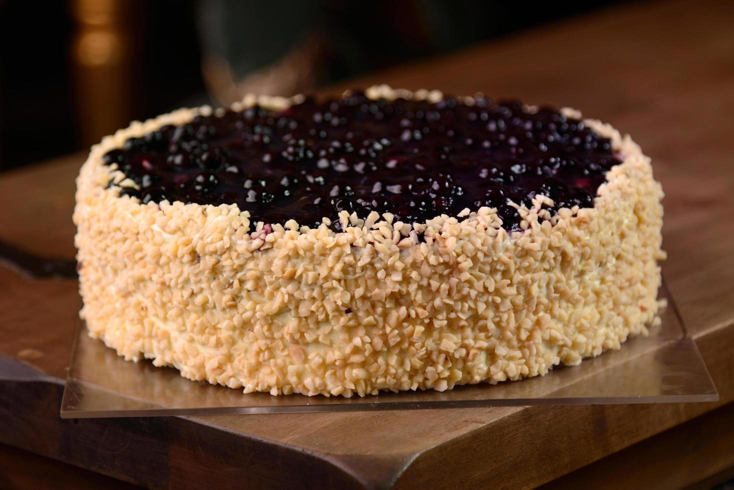 Nahaufnahme von Blaubeerkuchen mit Mandeln auf Holztisch foto