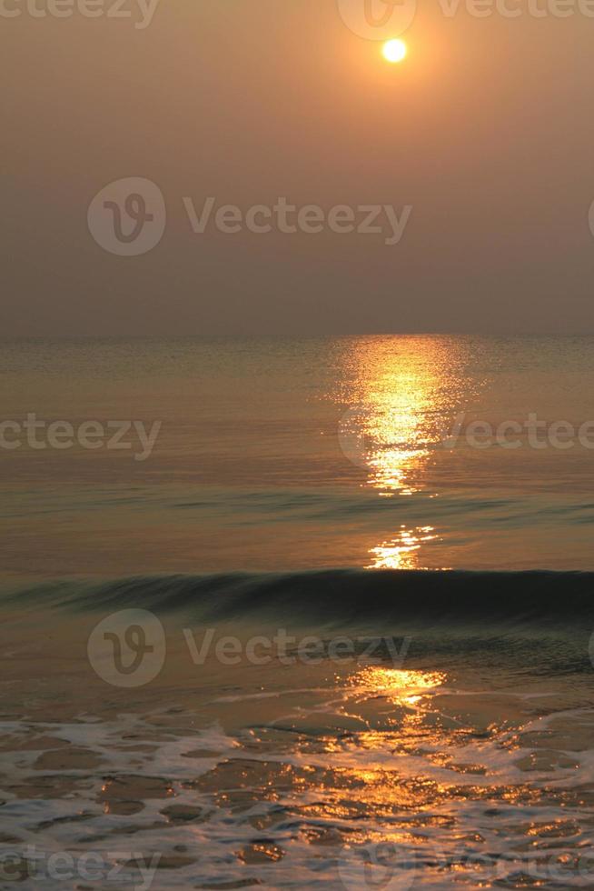 das Sonne ist steigend, das Sonne ist hell, das Morgen Meer beim cha-am Strand foto